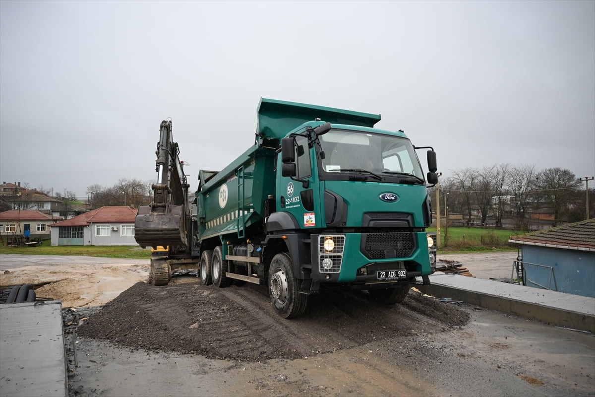 Edirne'de etkili olan sağanak nedeniyle bazı dereler taştı, cadde ve sokaklarda su birikintileri...