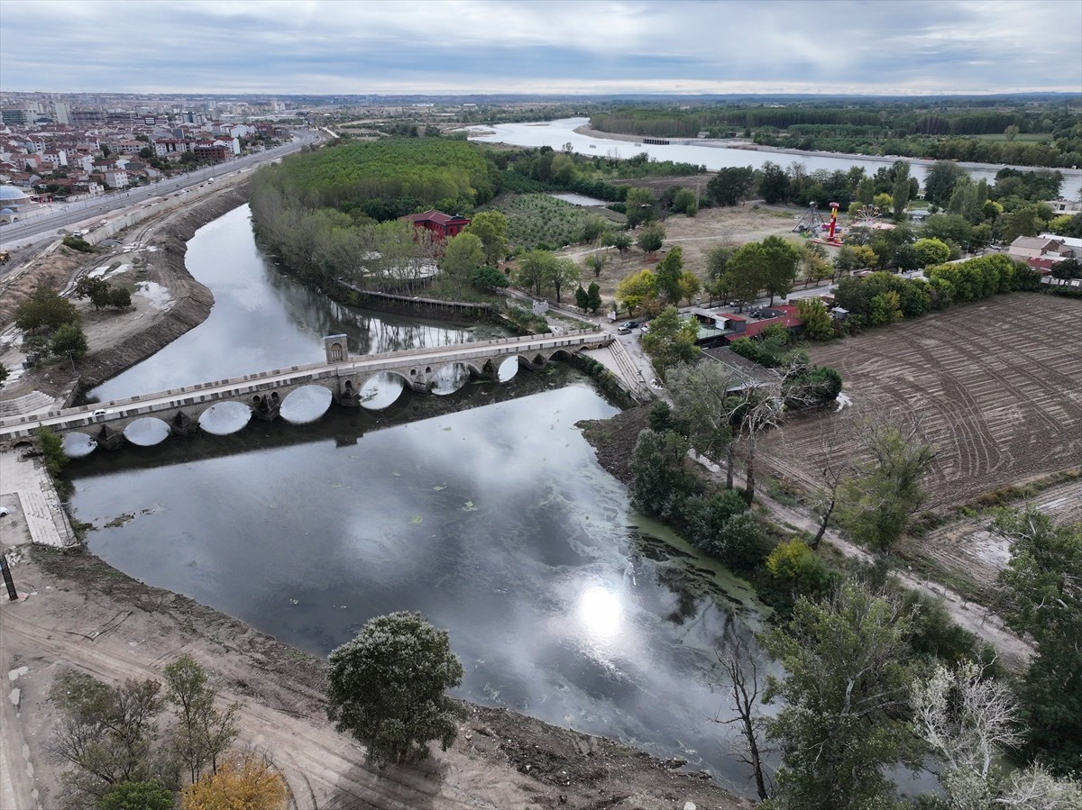 Edirne'de etkili olan yağışlar, Tunca ve Meriç nehirlerinin debisini yükseltti. Kuraklık nedeniyle...