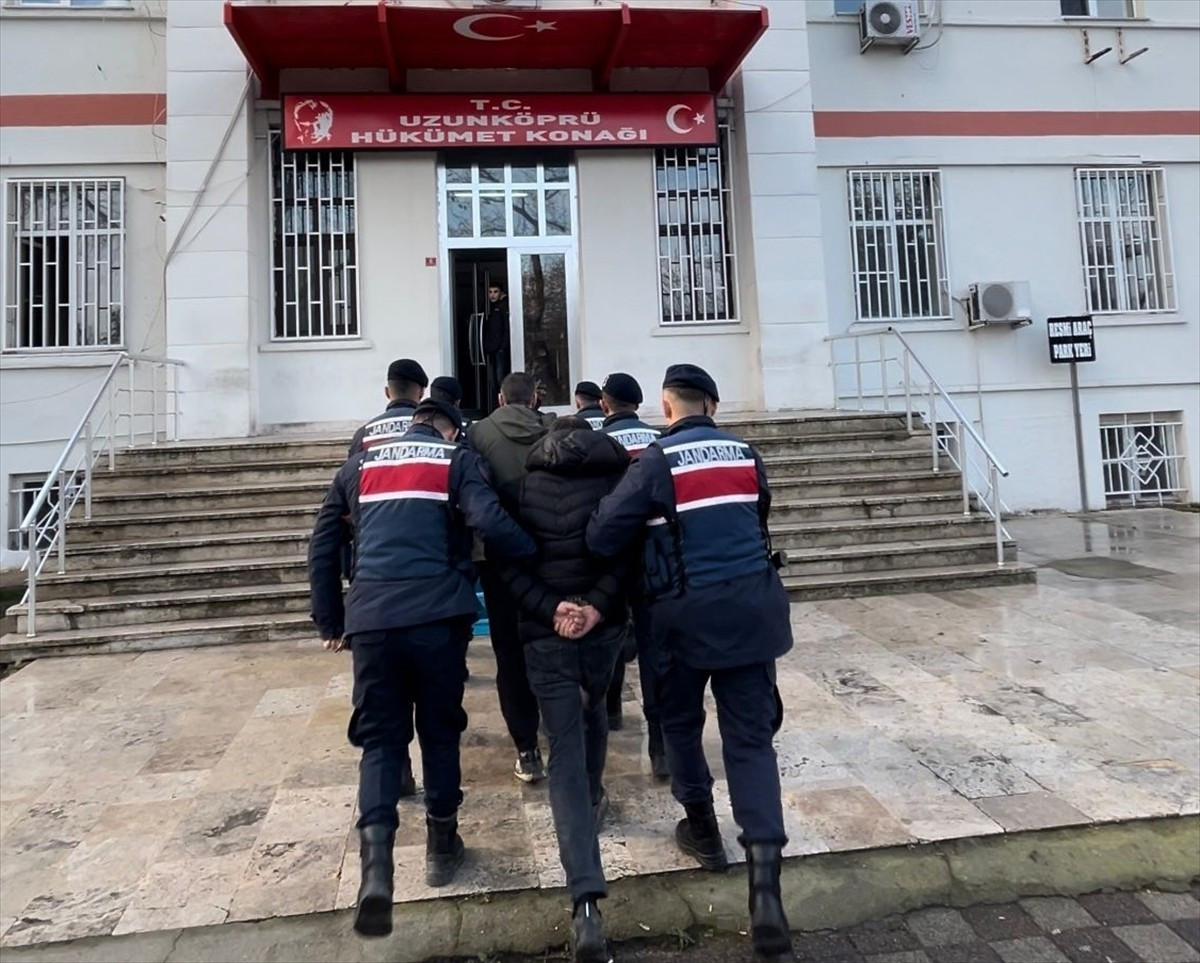 Edirne'de göçmen kaçakçılığı iddiasıyla gözaltına alınan 3 kişi tutuklandı.