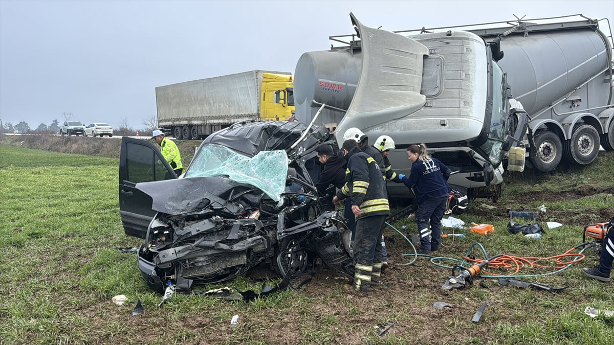 Edirne'de hafif ticari araç ile tırın çarpışması sonucu 1 kişi hayatını kaybetti, 1 kişi...