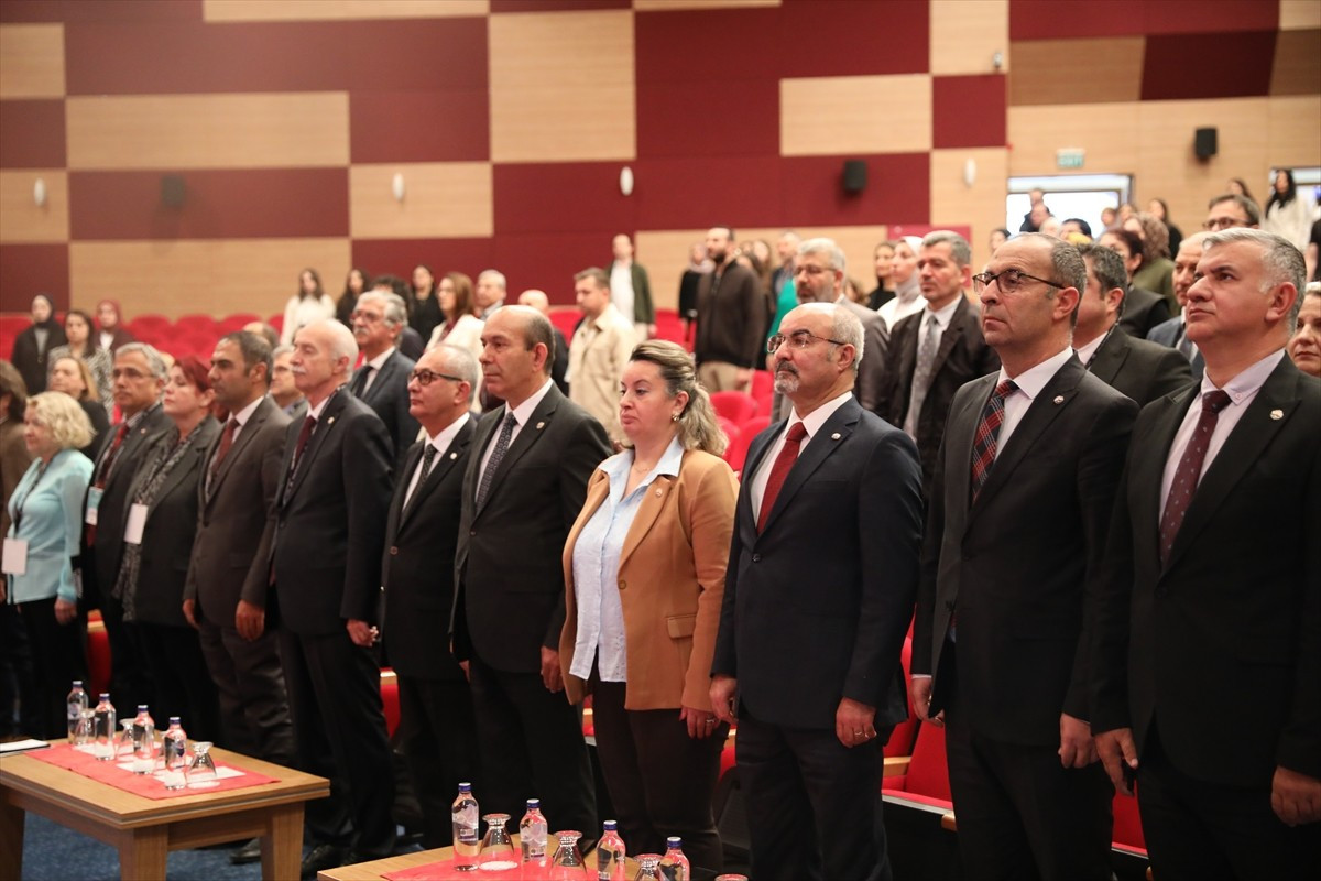 Edirne'de Halide Nusret Zorlutuna Sempozyumu, Balkan Kongre Merkezi'nde düzenlendi.