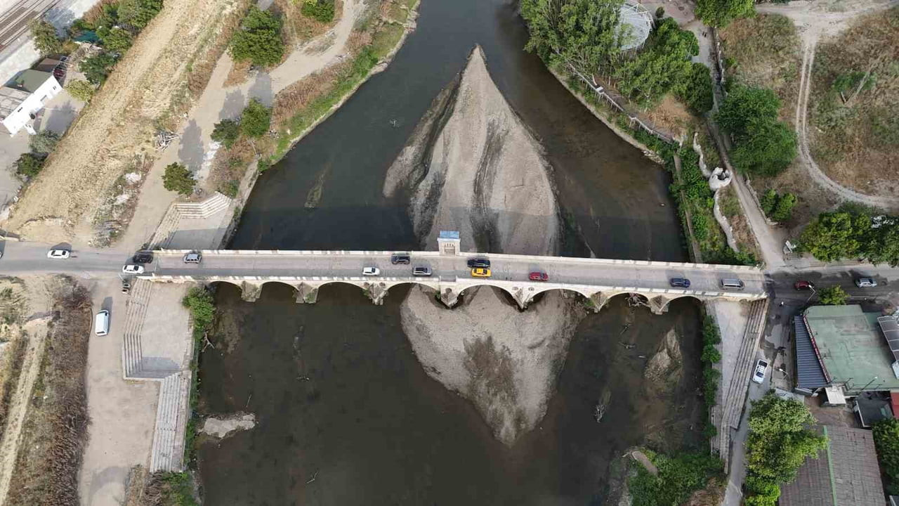 EDİRNE'DE HAVA SICAKLIKLARININ ETKİSİYLE TUNCA NEHRİ'NDE SU SEVİYESİ KRİTİK SEVİYELERE...