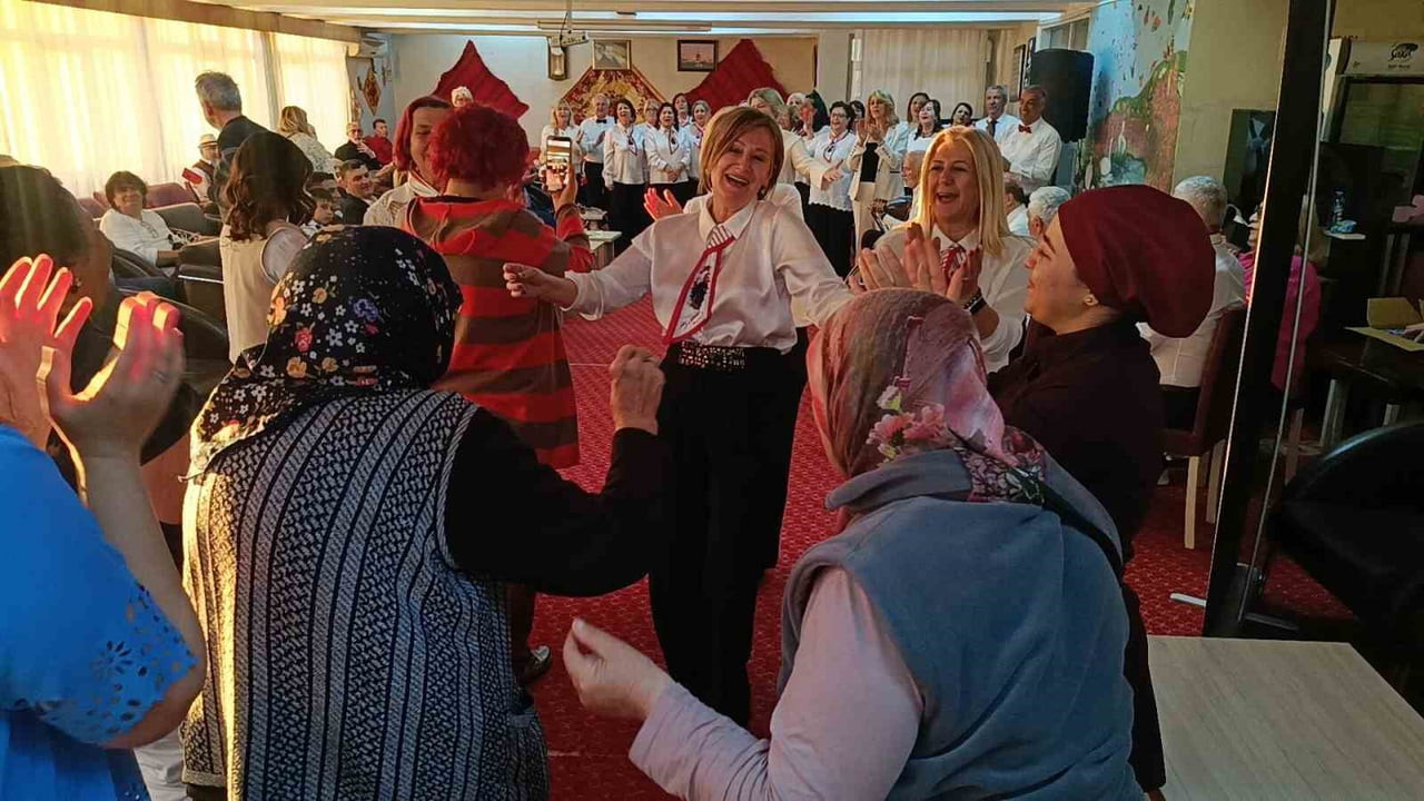 EDİRNE'DE HUZUREVİ SAKİNLERİ TÜRK SANAT MÜZİĞİ KONSERİYLE GEÇMİŞE YOLCULUK YAPTI. UNUTULMAZ...