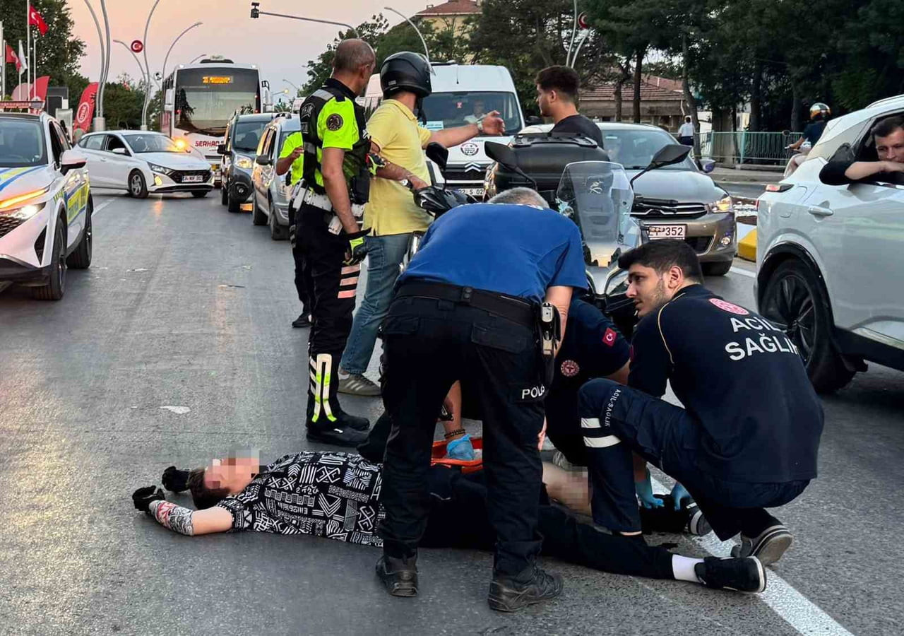 EDİRNE'DE İKİ MOTOSİKLETİN ÇARPIŞMASI SONUCU MEYDANA GELEN TRAFİK KAZASINDA 1 KİŞİ...