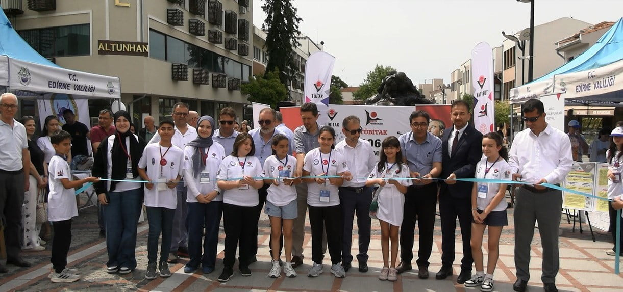 EDİRNE'DE İLK KEZ DÜZENLENEN BİLİM FUARLARI FESTİVALİ, ÖĞRENCİLERİN HAZIRLADIĞI BİRBİRİNDEN FARKLI...