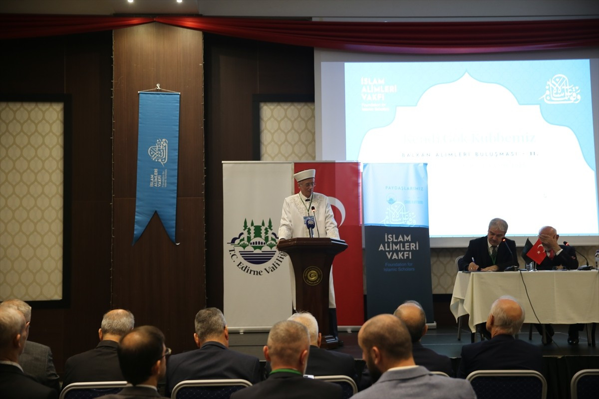 Edirne'de İslam Alimleri Vakfınca Valilik ev sahipliğinde düzenlenen "Kendi Gök Kubbemiz Balkan...