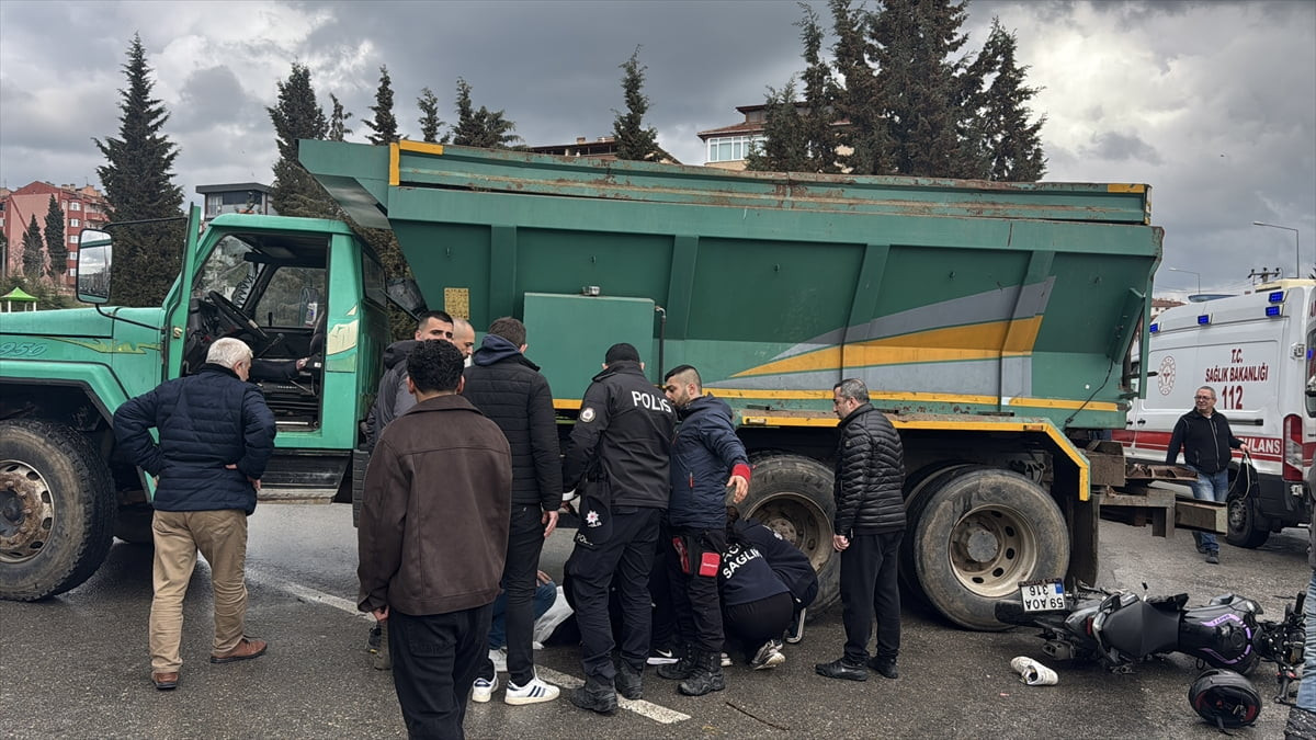 Edirne'de kamyonla motosikletin çarpışması sonucu 2 kişi yaralandı.