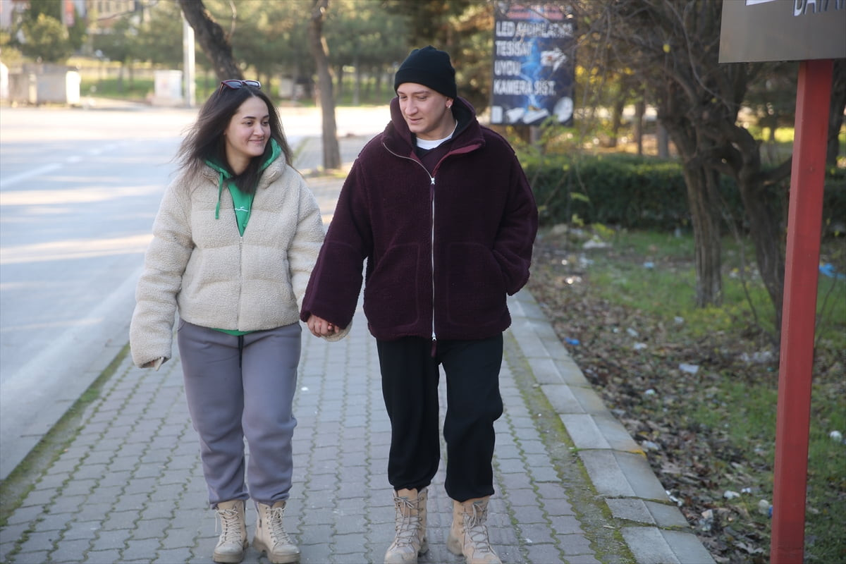 Edirne'de kanseri yenen 28 yaşındaki mimar Ahmet Can, sağlığına kavuşmasının mutluluğunu eşiyle...