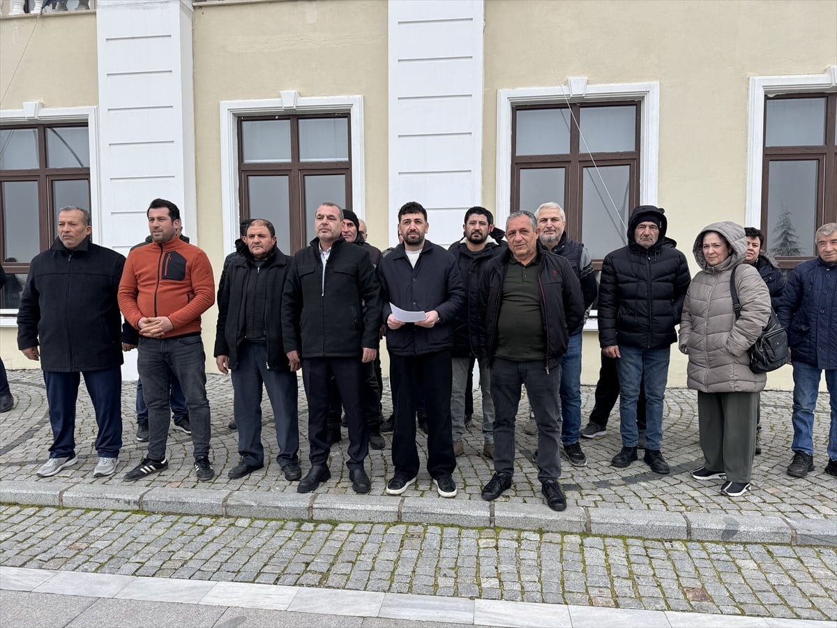 Edirne'de kapatılan Ulus Pazarı esnafı, pazar yerinin yeniden açılması talebiyle Edirne Belediyesi...