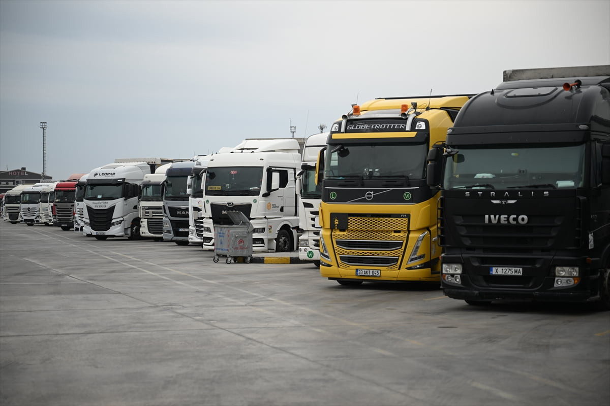 Edirne'de Kapıkule Sınır Kapısı'ndaki tır parklarında çıkış için sıra bekleyen tır şoförleri...