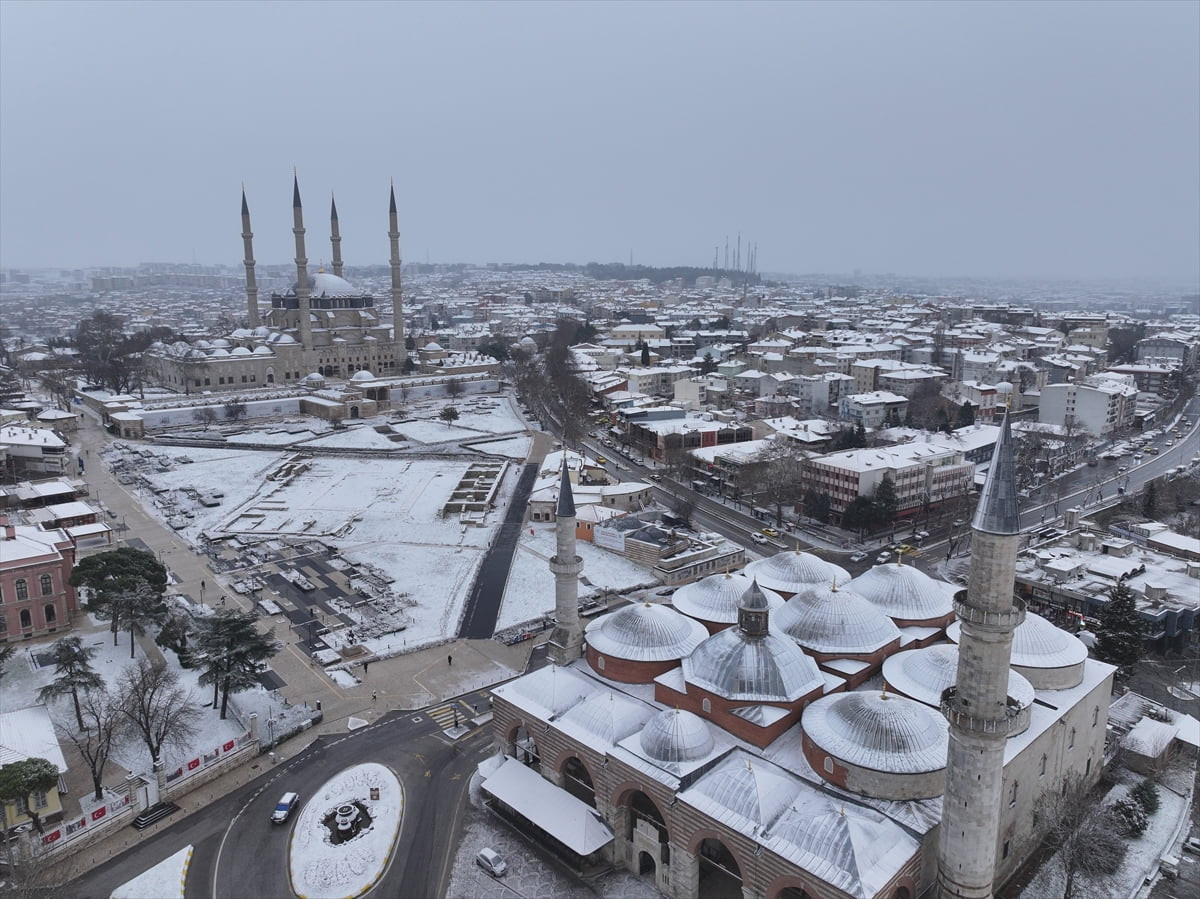 Edirne'de kar yağışı etkili olmaya devam ediyor. Kar yağışı Mimar Sinan'ın ustalık eseri Selimiye...