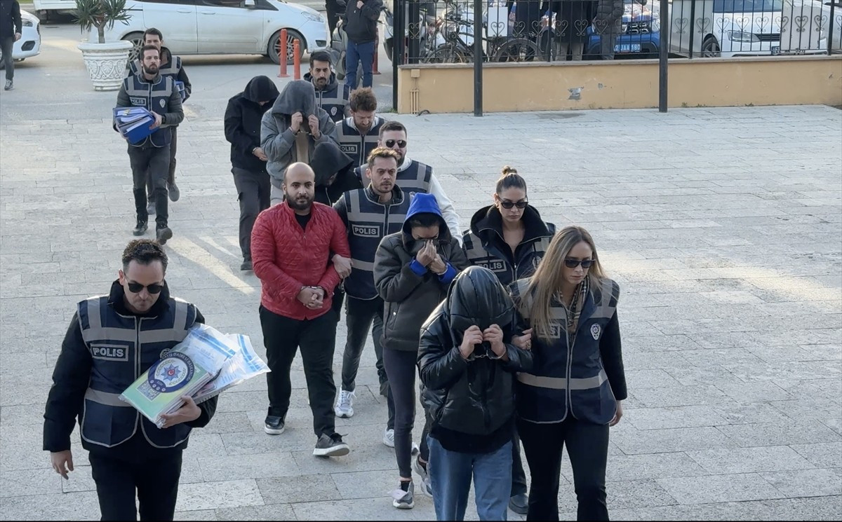 Edirne'de masaj salonlarına yönelik fuhuş operasyonunda gözaltına alınan 6 şüpheliden 5'i...