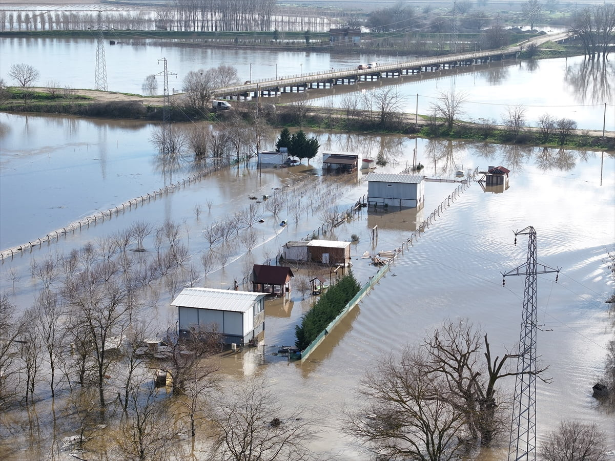 Edirne'de Meriç Nehri'nin debisi artmaya devam ediyor. Kirişhane mevkisinde nehir, bazı bölgelerde...