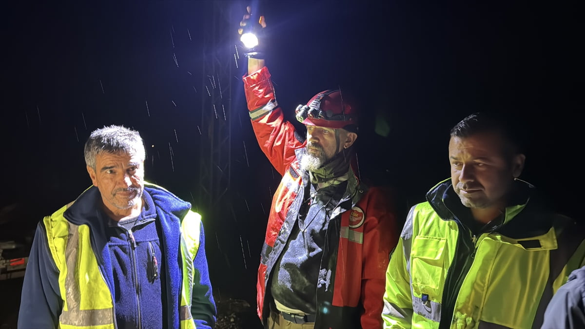 Edirne'de Meriç Nehri'nin yatağından çıkarak yayılması nedeniyle seddede mahsur kalan 2 işçi...