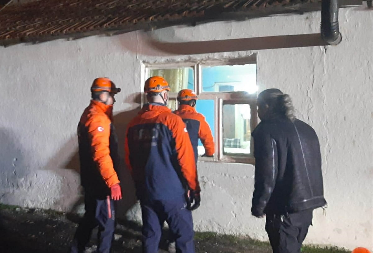  Edirne'de metruk bir binanın çökmesi sonucu bitişikteki evde mahsur kalan 5 kişi kurtarıldı.