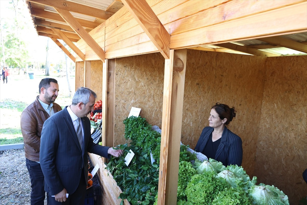  Edirne'de meyve sebze üreticileri Söğütlük Millet Bahçesi'nde kurulan organik pazarda ürünlerini...