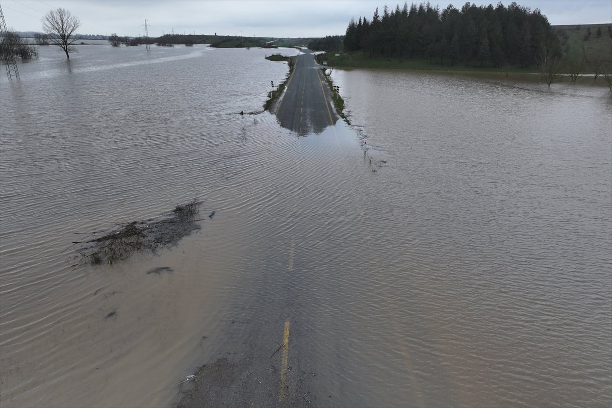 Edirne'de nehir debilerinin yükselmesi sonucu Elçili köy yolunun bir kısmı su altında kaldı.