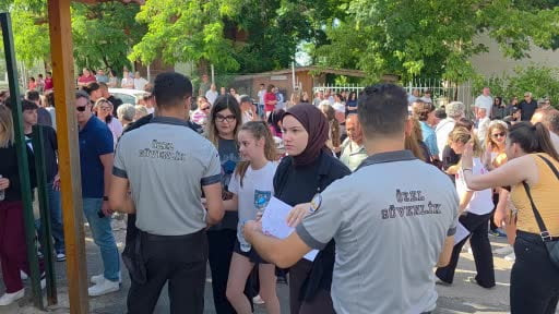 Edirne'de öğrenciler içeride, veliler dışarıda ter döktü