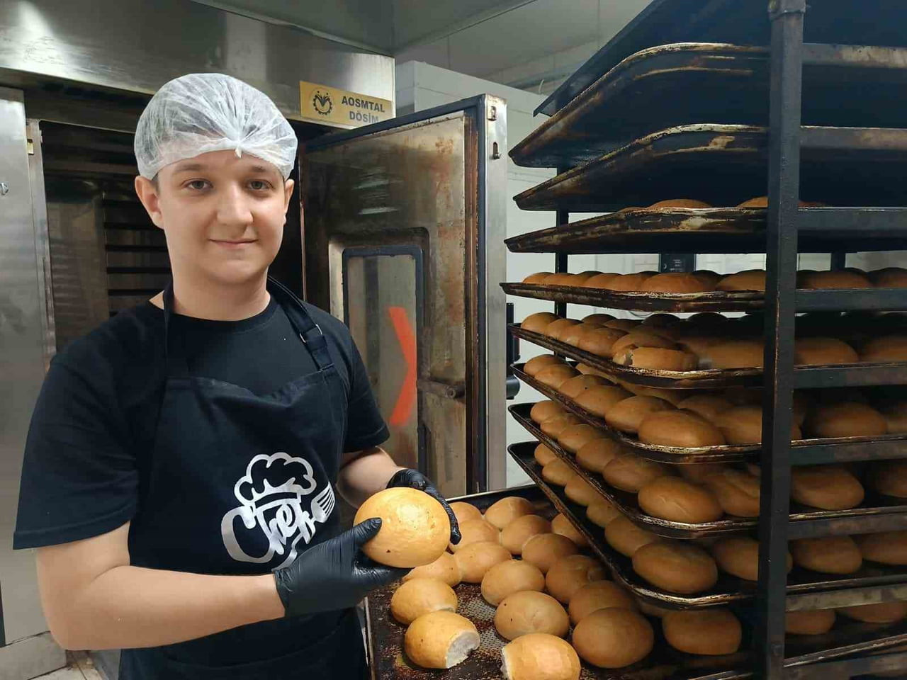 EDİRNE'DE OKUL BÜNYESİNDE KURULAN VE GÜNLÜK 10 BİN EKMEK ÜRETİM KAPASİTESİNE SAHİP FIRINDA GÖREV...