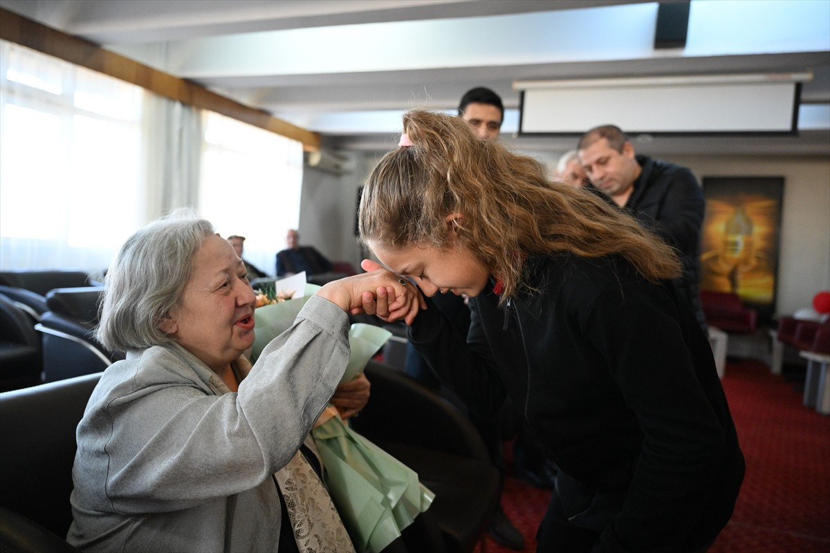 Edirne'de ortaokul öğrencilerinin ziyaret ettiği huzurevindeki öğretmenler, duygu dolu anlar...