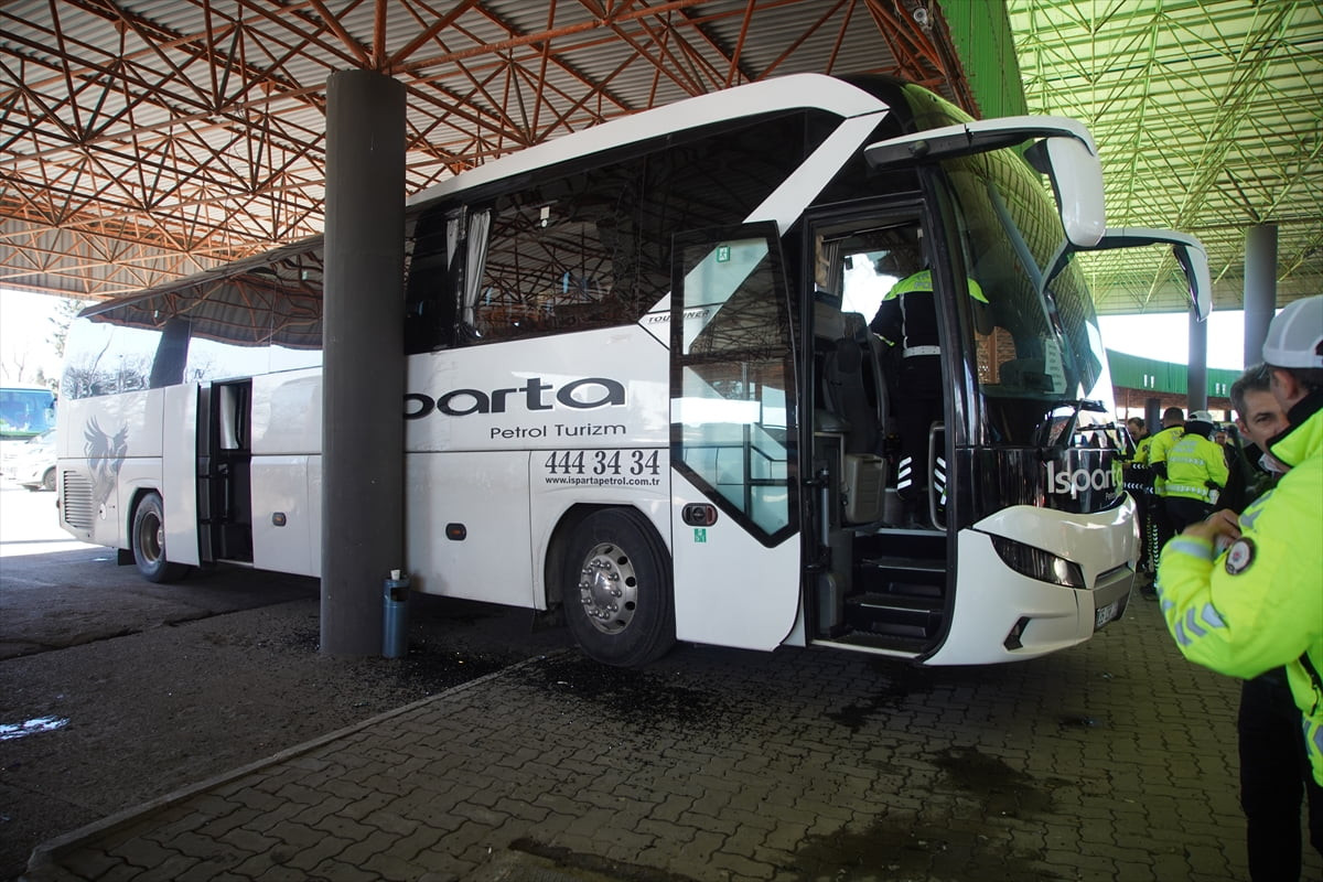 Edirne'de otogarda kontrolden çıkan bir otobüsün çarpması sonucu 2 kişi yaralandı. 