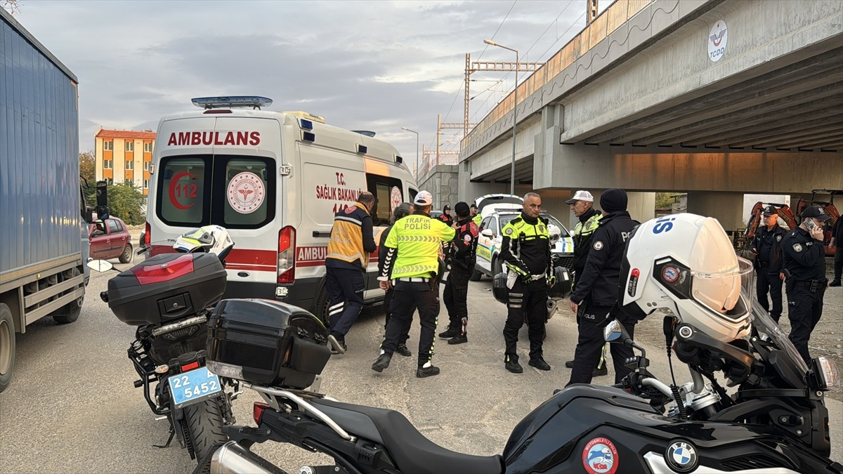 Edirne'de otomobille çarpışan elektrikli bisikletin sürücüsü ağır yaralandı.