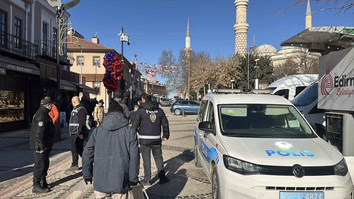 Edirne'de polis ekipleri yılbaşı öncesi asayiş denetimi yaptı. İl Emniyet Müdürü Muhittin Ayhan'ın...