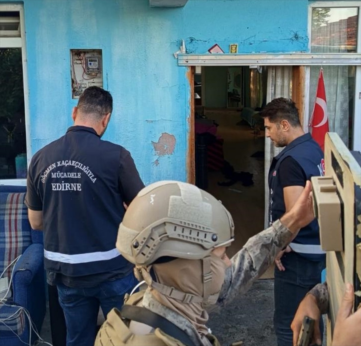 Edirne'de polis ekiplerince düzenlenen operasyonda, düzensiz göçmen kaçakçısı saklandığı evde...