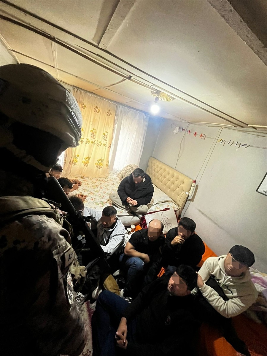 Edirne'de polis ekiplerinin düzenlediği operasyonda, 4 FETÖ zanlısı ile 15 düzensiz göçmen...