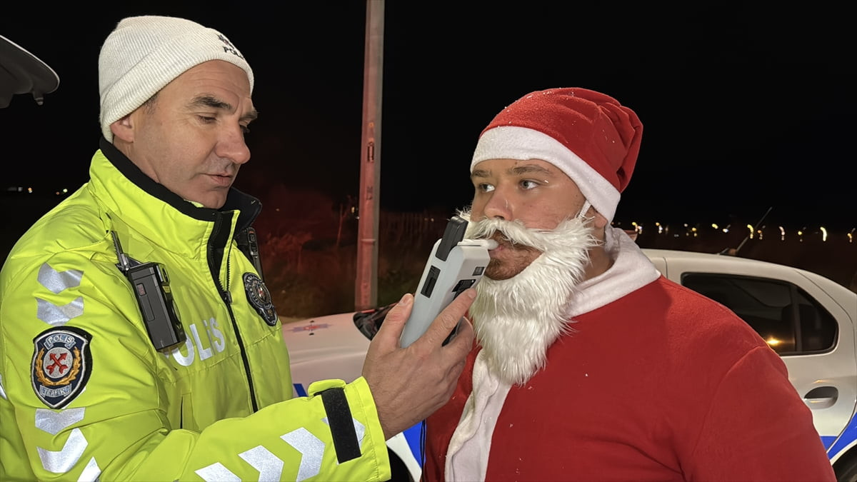 Edirne'de "Noel Baba" kostümüyle yılbaşı eğlencesine giden sürücü, trafik denetiminde durdurulunca...