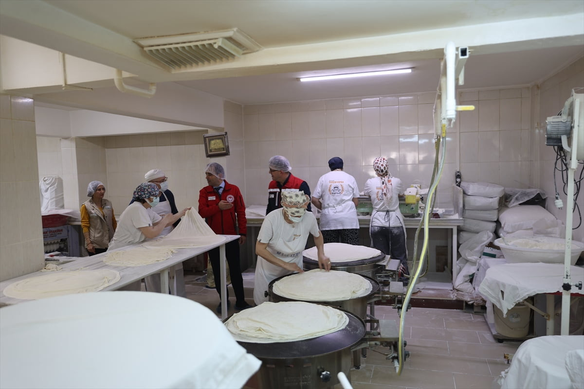 Edirne'de Ramazan Bayramı öncesi gıda işletmeleri denetlendi. İl Tarım ve Orman Müdürlüğü ekipleri...