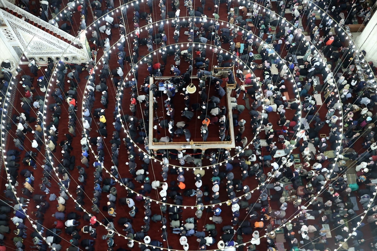 Edirne'de restorasyon çalışmalarının ardından yeniden ibadete açılan Selimiye Camisi’nde ilk...