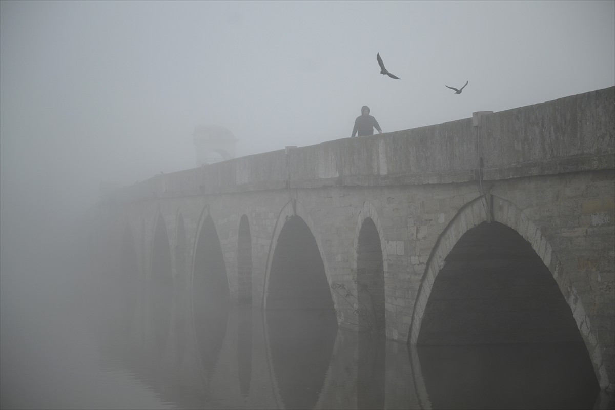 Edirne'de sabah saatlerinde etkisini gösteren sis nedeniyle Meriç Köprüsü çevresinde görüş...