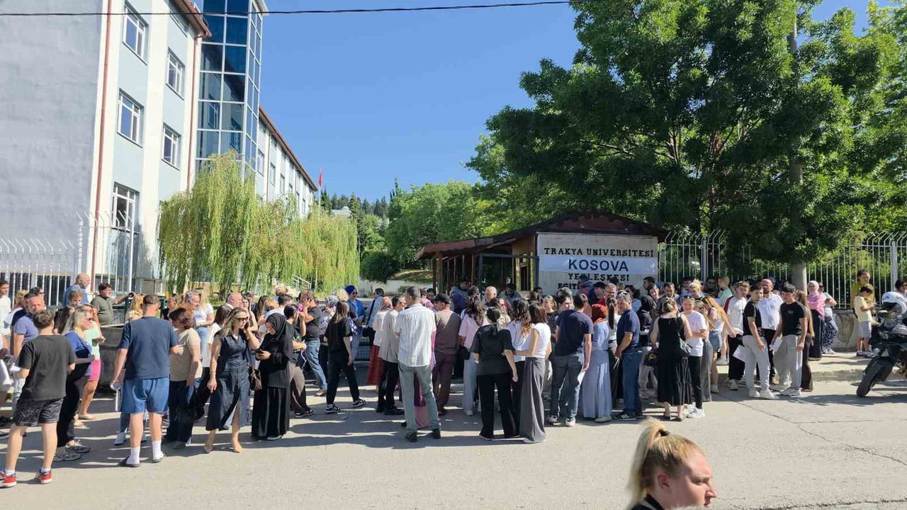 EDİRNE'DE SABAHIN ERKEN SAATLERİNDEN İTİBAREN SINAV MERKEZLERİ ÖNÜNDE YOĞUNLUK YAŞANDI.