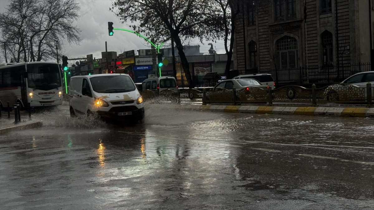 Edirne'de sağanak etkili oldu. 