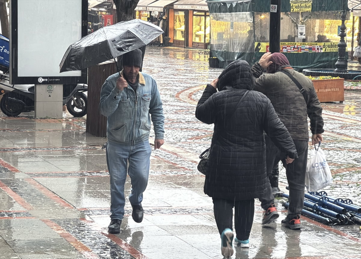  Edirne'de sağanak yaşamı olumsuz etkiledi.