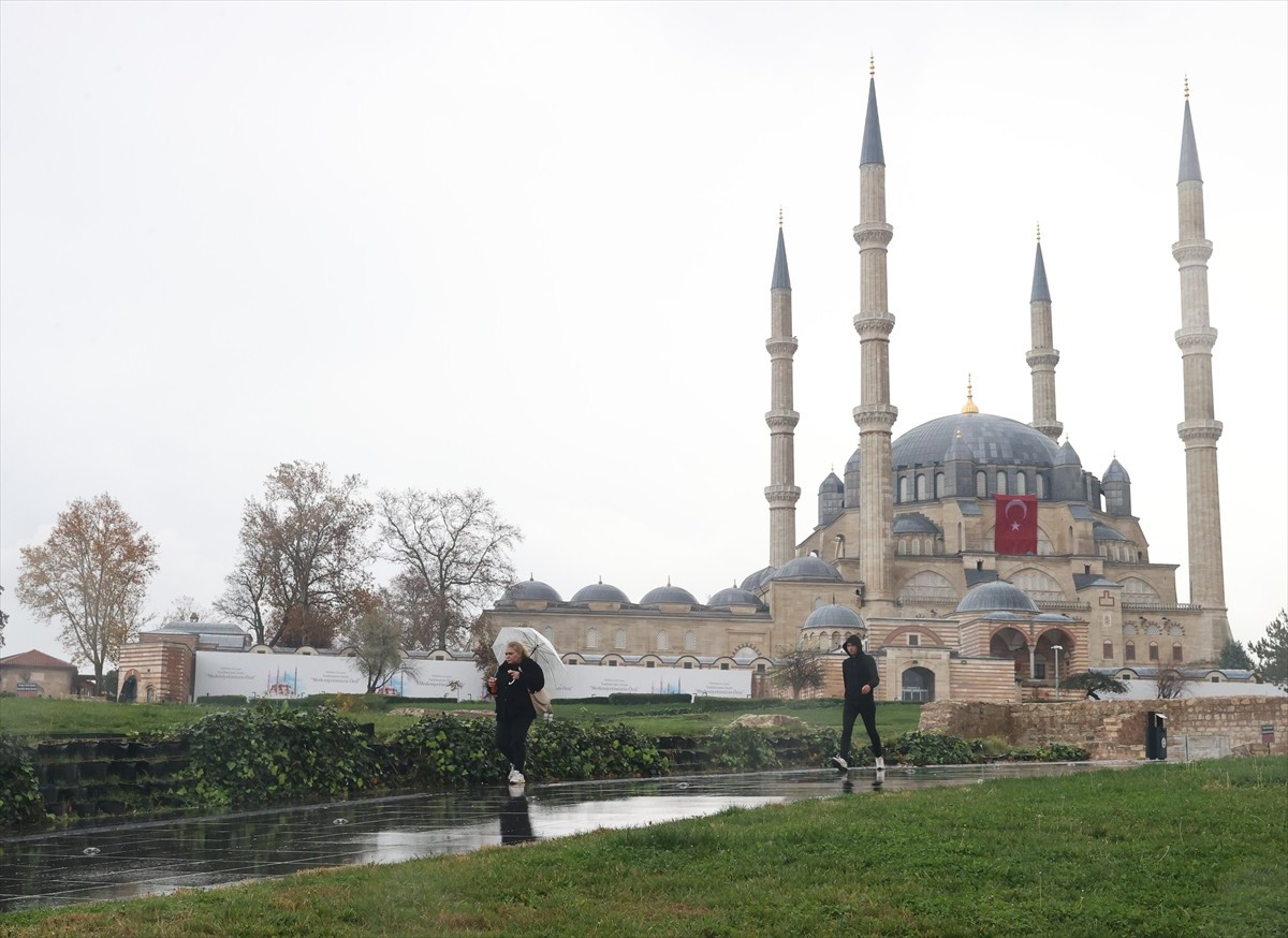 Edirne'de sağanak, yaşamı olumsuz etkiledi. Yağış nedeniyle bazı cadde ve sokaklarda su...
