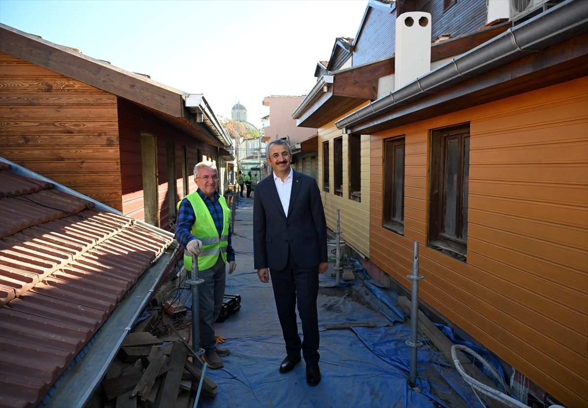 Edirne'de, Saraçlar ve Çilingirler caddelerinin kesiştiği noktada, dükkan aralarının darlığı...