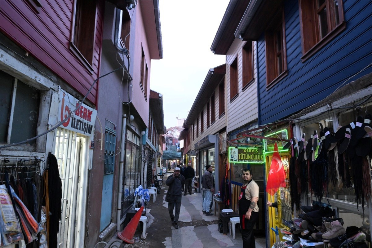 Edirne'de Saraçlar ve Çilingirler caddelerinin kesiştiği noktada, dükkanların birbirine yakınlığı...