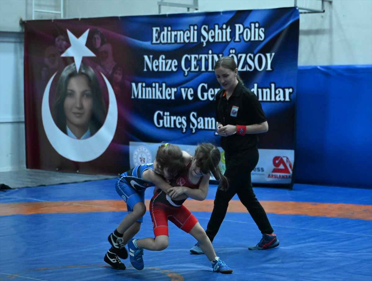 Edirne'de şehit polis memuru Nefize Çetin Özsoy anısına güreş şampiyonası düzenlendi.