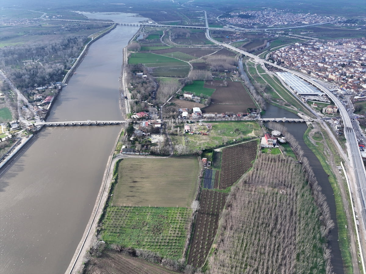 Edirne'de son günlerde etkili olan yağışlar, Meriç ve Tunca nehirlerinin debisini artırdı. Meriç...