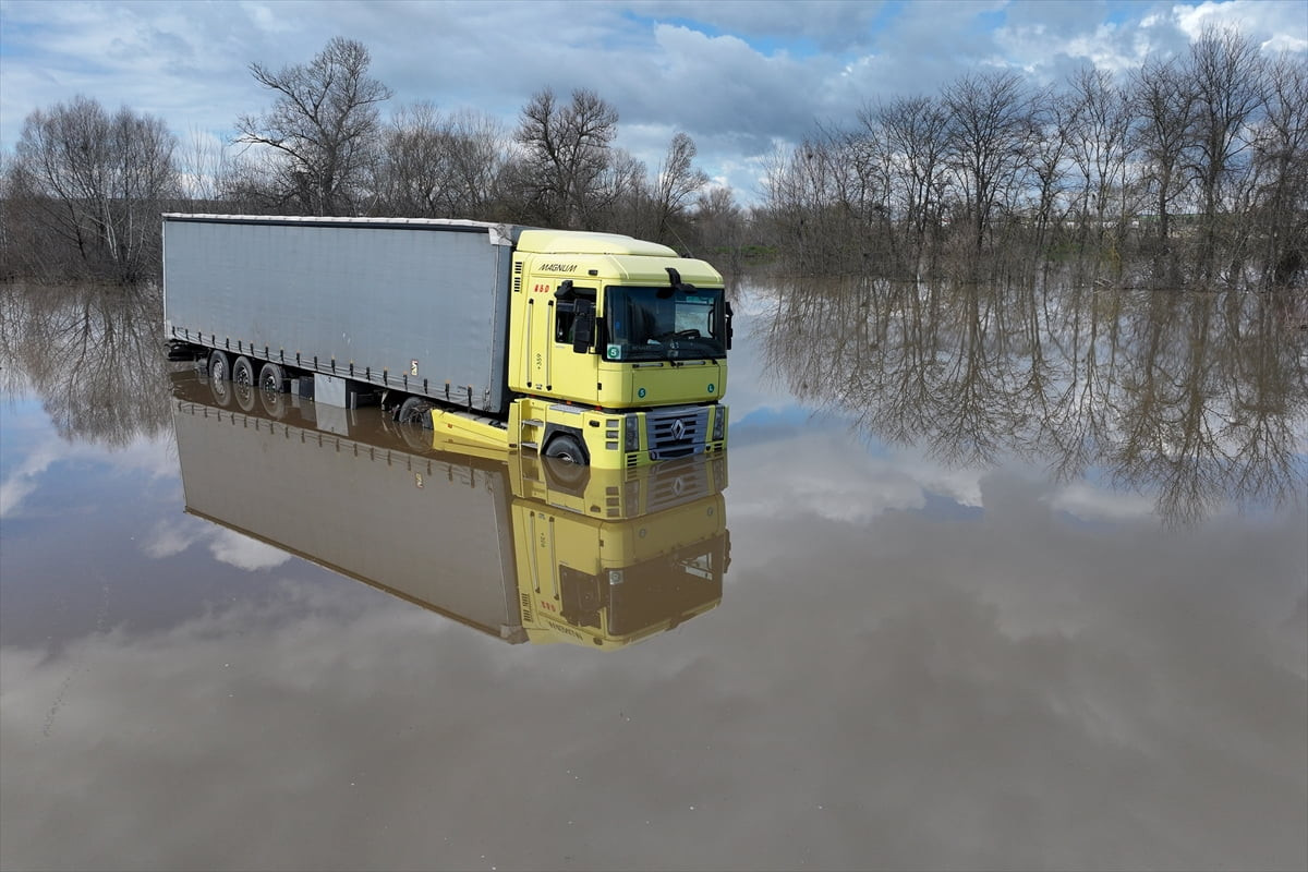 Edirne'de taşkın nedeniyle suyla kaplanan yolda tırıyla mahsur kalan Bulgaristan vatandaşı sürücü...