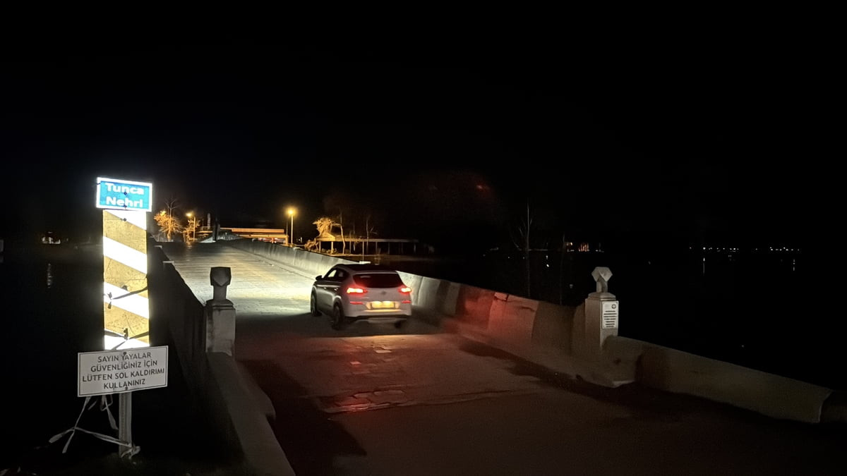 Edirne'de taşkın riski nedeniyle geçici olarak kapatılan Tunca Köprüsü, yeniden araç ve yaya...