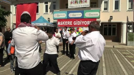 Edirne'de temsili askerlik töreninde duygu dolu anlar yaşandı: Özel bireyler askere uğurlandı