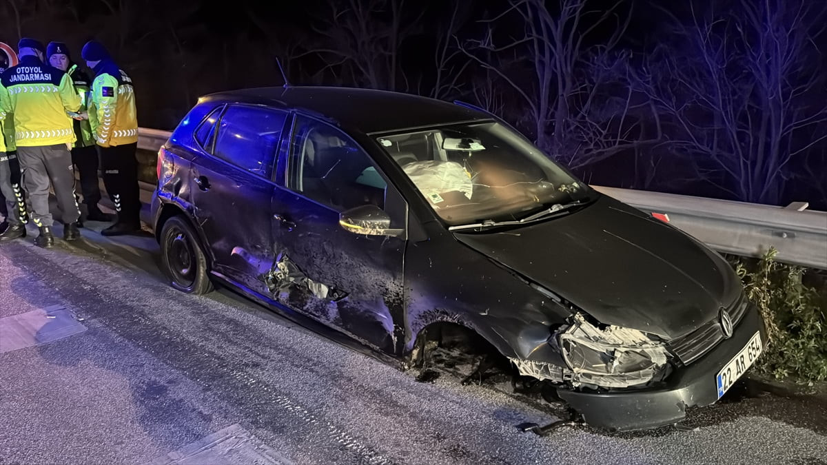 Edirne'de ters yönde ilerleyen otomobilin bariyere çarpması sonucu 2 kişi yaralandı.