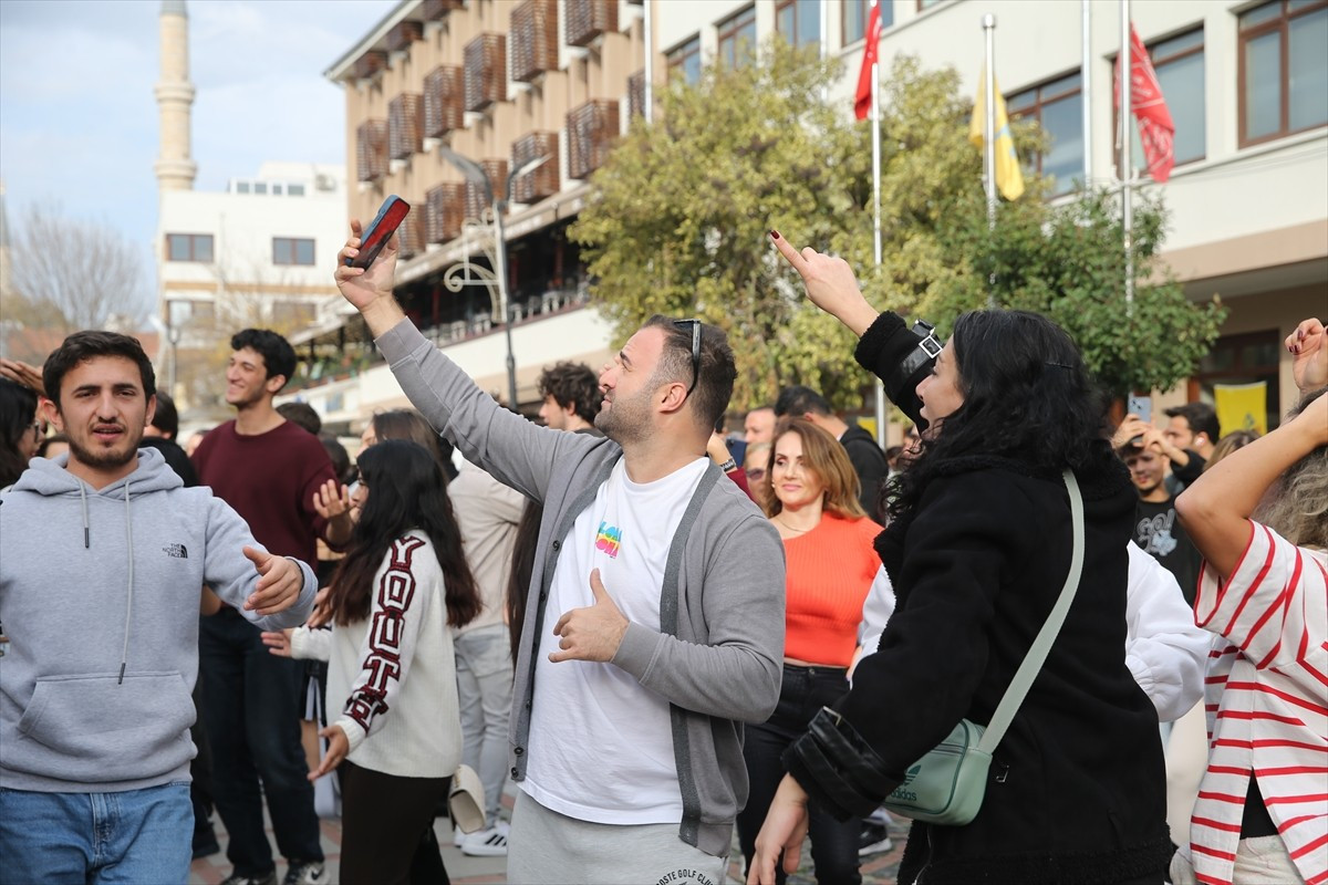 Edirne'de Trakya Dans Festivali kapsamında gerçekleştirilen gösteride dansçılar ve vatandaşlar...