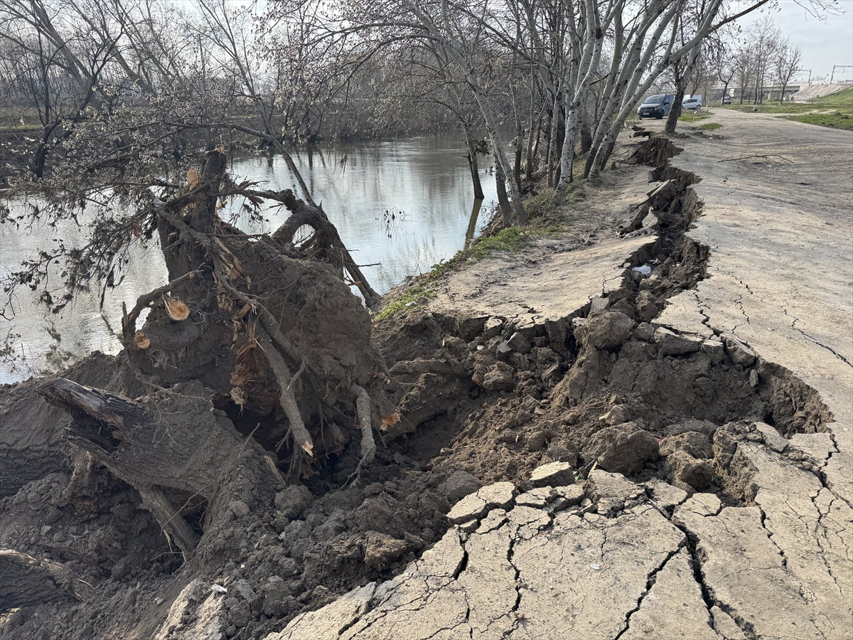 Edirne'de Tunca Nehri kıyısında toprak kayması meydana geldi
