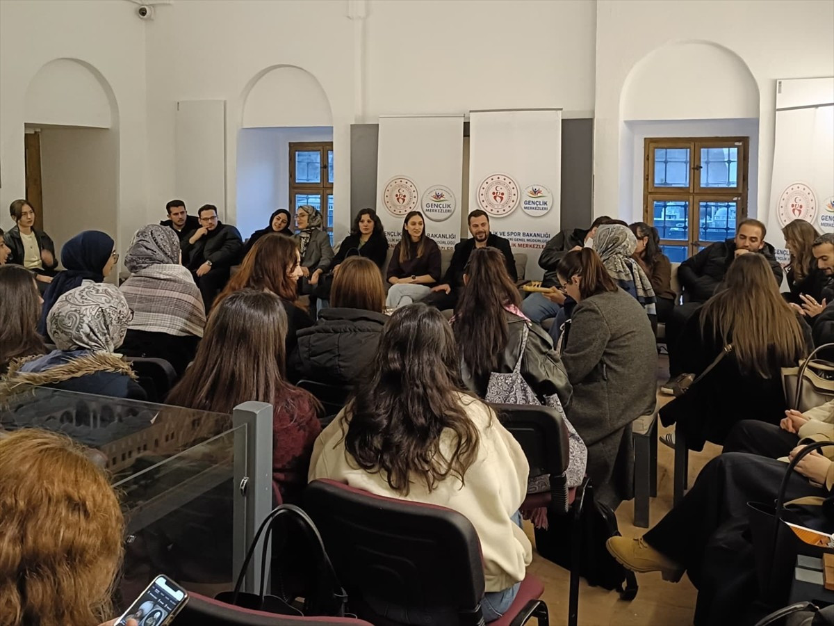 Edirne'de üniversite öğrencileri, Osmanlı'nın eğlence geleneklerinden "helva sohbetleri" kültürünü...