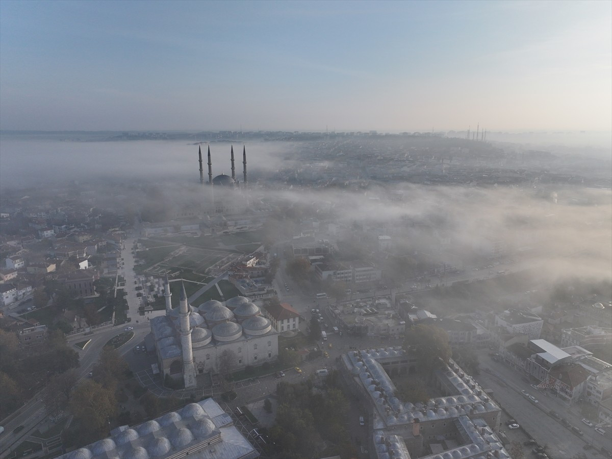 Edirne'de üzerinden geçen sis bulutunun Selimiye Camii'ni kaplaması güzel görüntü oluşturdu.