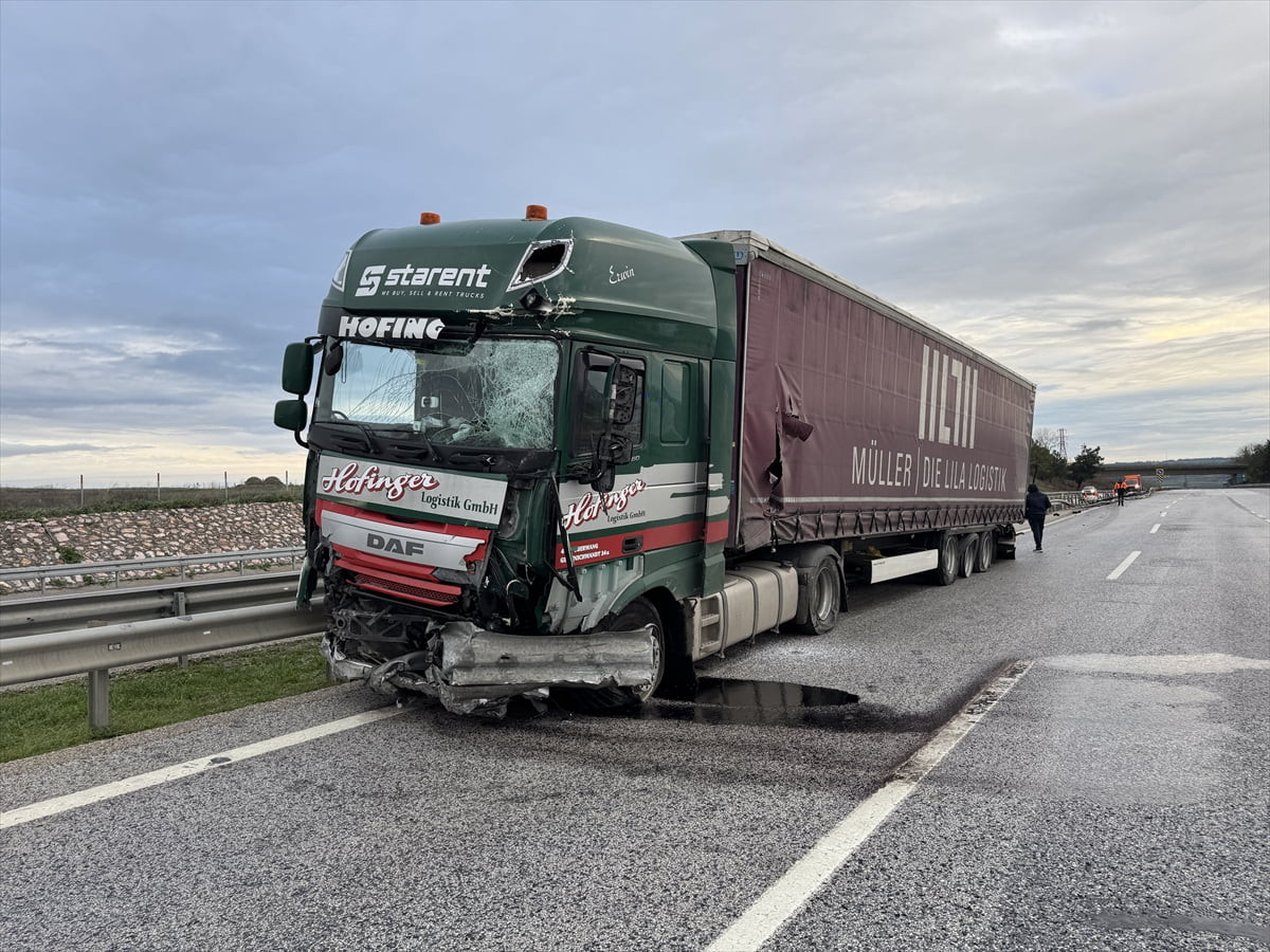 Edirne'de yabancı plakalı bir tır, çarptığı bariyeri parçalayarak karşı şeride geçti.